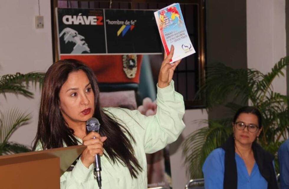 Una funcionaria de Nicolás Maduro se habría presentado como "la nueva embajadora" de Venezuela