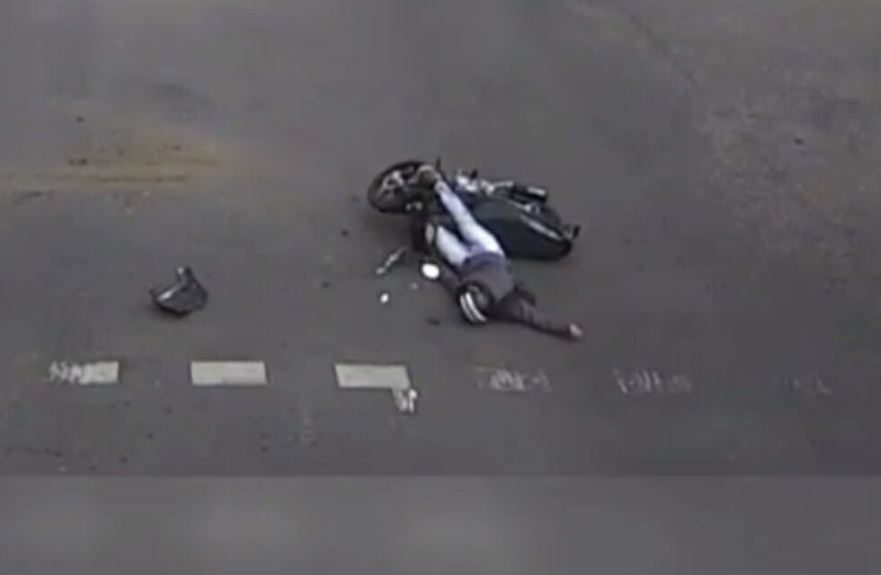 En la misma esquina de la picada fatal, una moto y un colectivo protagonizaron otra violenta colisión