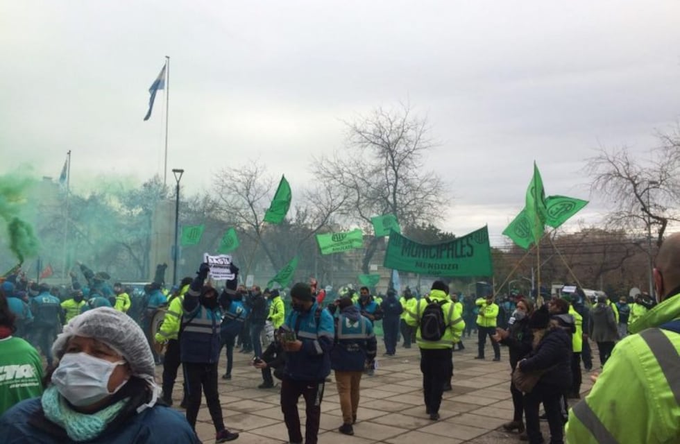 Municipales y ATE continúan con los reclamos y la Iglesia busca contribuir al diálogo