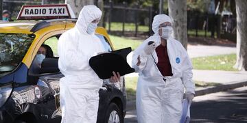 AME7413\u002E BUENOS AIRES (ARGENTINA), 24/03/2020\u002E- Miembros de la policía con trajes de protección contra el Covid-19 realizan controles en el quinto día de la cuarentena obligatoria, este martes, en Buenos Aires (Argentina)\u002E Según el último reporte divulgado por la cartera ministerial, este lunes se confirmaron 36 nuevos casos de COVID-19, la mayoría (13) en la provincia de Santa Fe, seguida por la ciudad de Buenos Aires (11), con lo que el total de infectados asciende a 301\u002E EFE/ Juan Ignacio Roncoroni