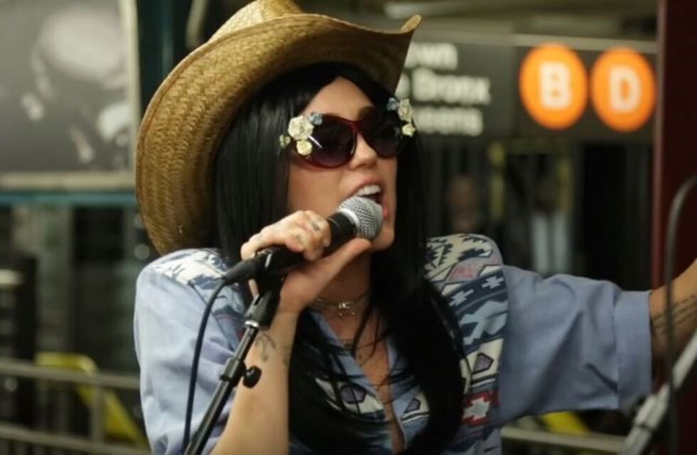 Miley Cyrus cantó disfrazada en el subte y sorprendió a todos