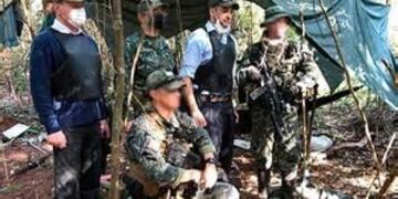 El presidente paraguayo Mario Abdu Benítez en la zona donde fueron asesinadas por el Ejército dos nenas argentinas\u002E