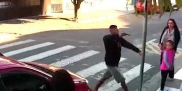 Video: una mujer policía mató a un ladrón frente a una escuela