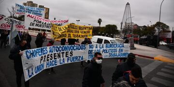 Los choferes cortaron el tránsito en los puentes este lunes, endureciendo la protesta salarial\u002E