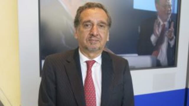 BEL10 - BRUSELAS (Bu00c9LGICA), 8/5/2015.- El ministro argentino de Ciencia, Tecnologu00eda e Innovaciu00f3n Productiva, Lino Barau00f1ao, posa para una fotografu00eda hoy, viernes 8 de mayo de 2015, despuu00e9s de reunirse con el comisario europeo de Investigaciu00f3n Barau00f1ao, dijo hoy que su pau00eds aspira a ser el