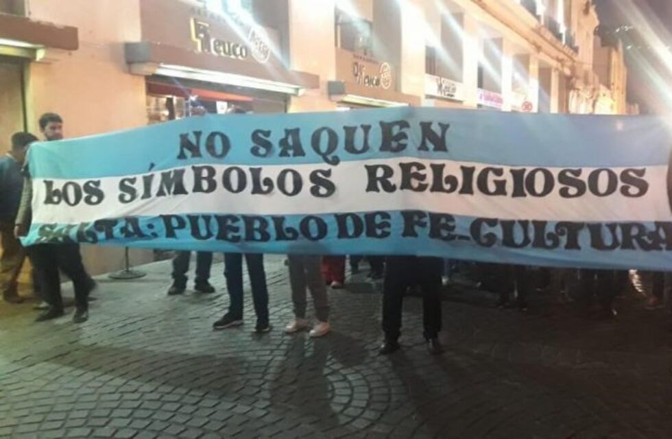 Salta: marcharon en contra del proyecto para prohibir los símbolos religiosos