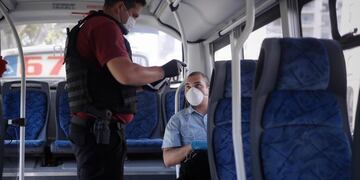 AME7413\u002E BUENOS AIRES (ARGENTINA), 24/03/2020\u002E- La policía realiza controles en el transporte público en el quinto día de la cuarentena obligatoria por el virus Covid-19, este martes, en Buenos Aires (Argentina)\u002E Según el último reporte divulgado por la cartera ministerial, este lunes se confirmaron 36 nuevos casos de COVID-19, la mayoría (13) en la provincia de Santa Fe, seguida por la ciudad de Buenos Aires (11), con lo que el total de infectados asciende a 301\u002E EFE/ Juan Ignacio Roncoroni