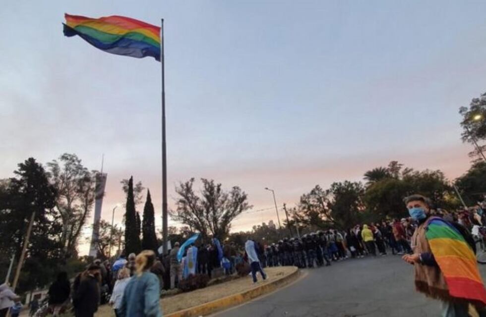 La bandera LGBTIQ+ en el Parque Sarmiento ya no está