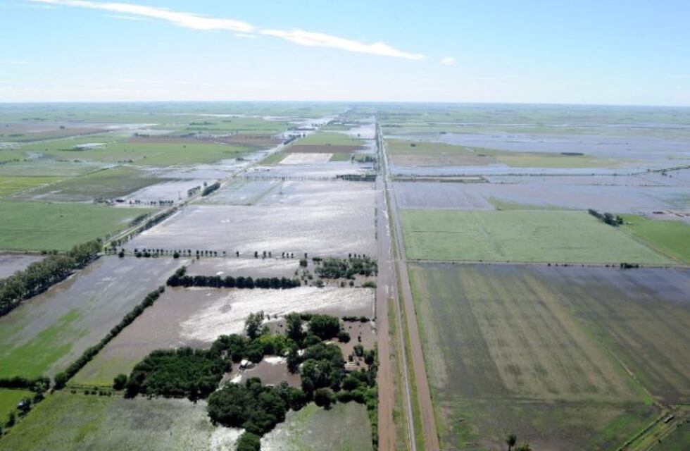 Productores santafesinos expresaron su preocupación por la inundación de campos y la pérdida de cultivos y caminos