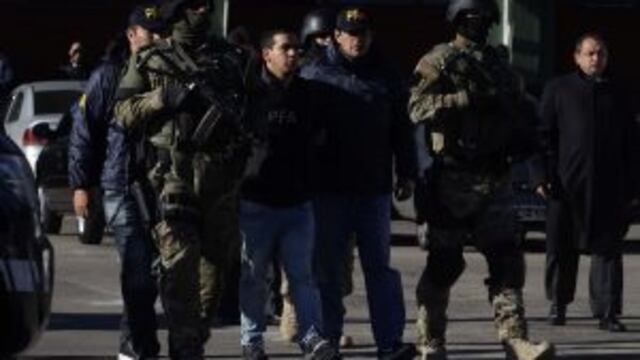 DYN02, BUENOS AIRES, 07/06/2016, TRASLADO DESDE LA SUPERINTENDENCIA DE INVESTIGACIONES DE LA PFA DEL DETENIDO EZEQUIEL MACHUCA, INTEGRANTE DE LA BANDA DELICTIVA u201cLOS MONOSu201d Y CONOCIDO COMO u201cMONCHIu201d CANTERO, HACIA ROSARIO. CON LA PRESENCIA  DE LA MINISTRA PATRICIA BULLRICH Y EL JEFE DE LA PFA, Nu00c9STOR RONCAGLIA. FOTO:DYN/ALBERTO RAGGIO. buenos aires Ramon Ezequiel Machuca alias el monchi detencion y traslado narcotraficante de la banda de los monos en flores narcotrafico narcotraficantes arrestos detenciones
