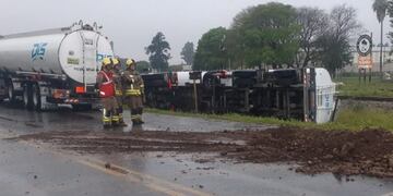Denuncian que el camionero que volcó en Pérez mientras llevaba biodiesel por la ruta 33 estaba alcoholizado\u002E (@minsegsf)