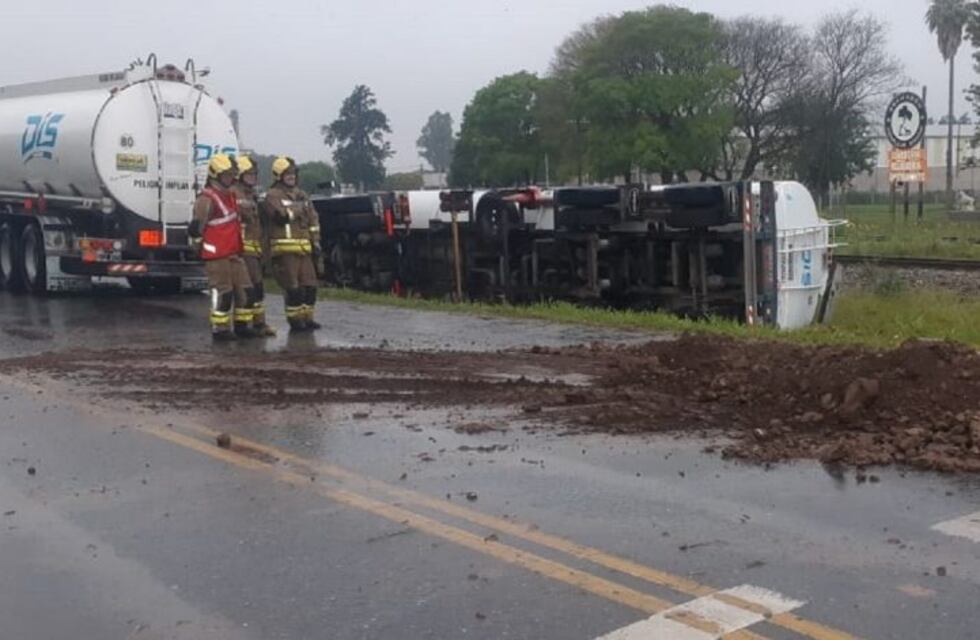 Vuelco de camión con gasoil: tras diez horas liberaron la ruta 33