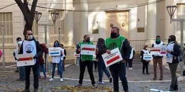 Reclamos al Gobierno de Mendoza por parte de los trabajadores estatales, frente a la Legislatura\u002E