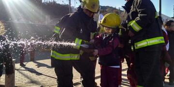 Bomberos divirtiéndose con los niños de 1º grado