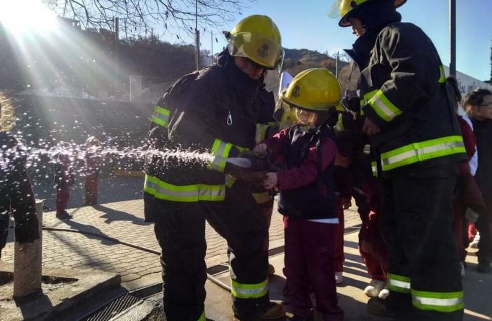 Bomberos de Carlos Paz visitaron a niños del colegio IRESM