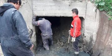 Personal municipal realiza tareas de limpieza de canales evacuados para evitar su obstrucción\u002E