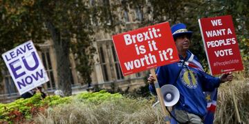 A dos años y medio del Brexit, continúan los conflictos entre la UE y Reino Unido (Bloomberg)