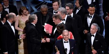 actores confusion error en el sobre donde se anunciaba la pelicula ganadora del oscarrnrnFred Berger, foreground center, and the cast of