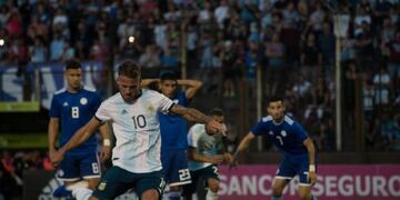 Alexis Mac Allister ejecuta el penal que le dio el 1-1 a Argentina Sub 23 frente a Paraguay, en un amistoso previo al Preolímpico\u002E Twitter/BocaJrsOficial