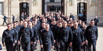 Bomberos que trabajaron en la extinción del incendio en la catedral de Notre Dame (EFE)