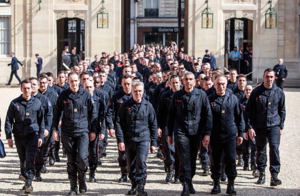 Rinden homenaje a los bomberos que salvaron Notre Dame