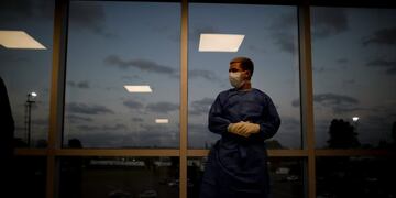 Health worker Ariel Bernal stands in an intensive care unit designated for people infected with COVID-19 at a hospital in Buenos Aires, Argentina, Friday, Oct\u002E 2, 2020\u002E (AP Photo/Natacha Pisarenko) TERAPIA INTENSIVA - CASOS DEL DIA - CORONAVIRUS