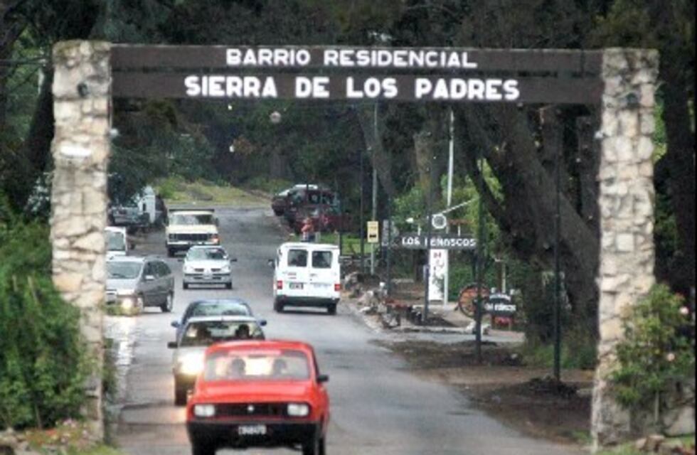 Encontró 20 mil pesos y 4 mil dólares en una bolsa y buscó por Facebook a la dueña para devolvérselos