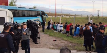 Los hinchas no verán el partido porque los enviaron nuevamente a Chile\u002E