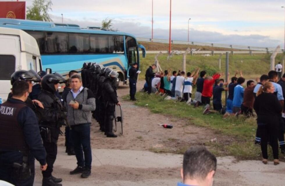 Detuvieron y liberaron a un grupo de hinchas que entró a robar al supermercado Walmart