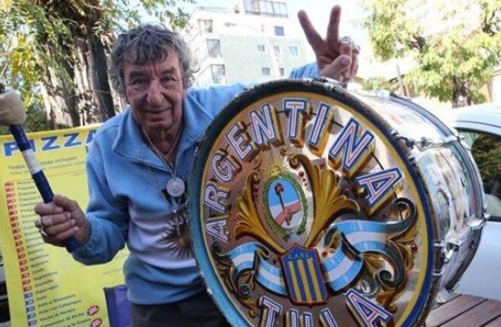 El mítico "Tula" no se quiso perder el acto y pasó a saludar a Alberto Fernández