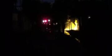 El fuego se propagu00f3 sobre la vereda en la esquina de Jujuy y Rosario.
