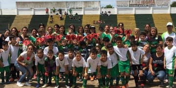 El homenaje de los Cebollitas de Huracán de barrio La France por el Día de la Madre\u002E