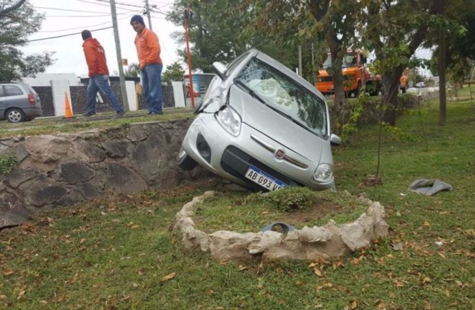 Terminó en la banquina por esquivar a otro auto