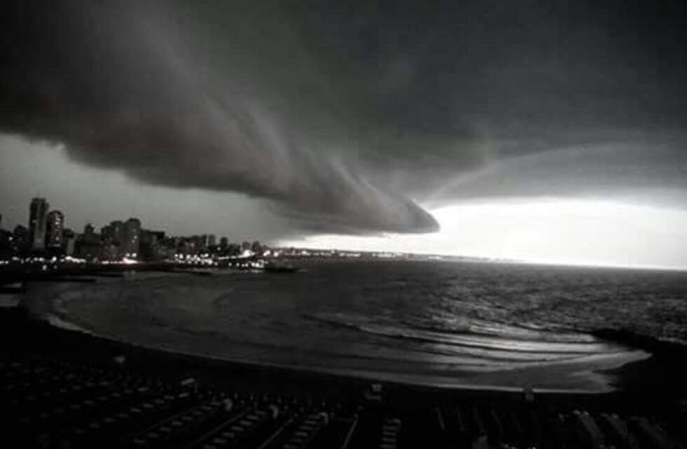 Fuerte temporal en Mar del Plata anegó calles y ocasionó destrozos