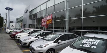 Vehicles sit on display for sale outside the Ford Motor Co\u002E Plasencia Nayarit car dealership in Tepic, Mexico, on Wednesday, June 28, 2017\u002E The Asociacion Mexicana De La Industria Automotriz released vehicle sales figures on July 3\u002E Photographer: Cesar Rodriguez/Bloomberg mexico concesionario de automoviles cifras de las ventas de autos coches automoviles industria automotriz