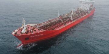 Buque proveedor de gasoil chino en zona del mar argentino\u002E\nFotos: Greenpeace