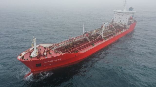 Buque proveedor de gasoil chino en zona del mar argentino\u002E\nFotos: Greenpeace