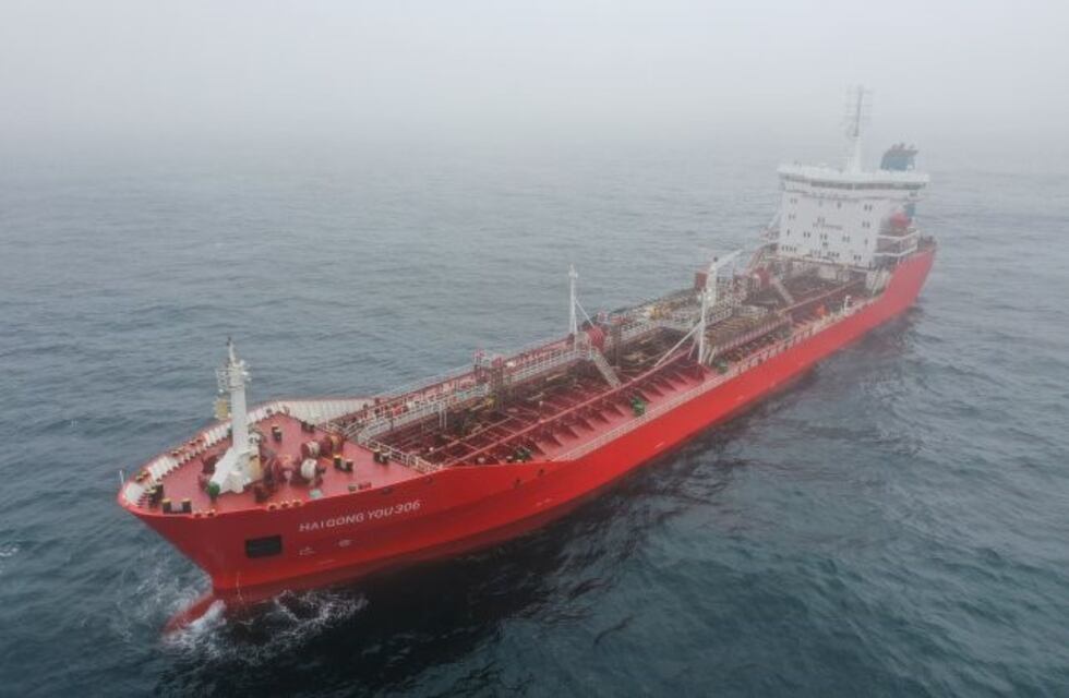 Greenpeace descubrió estación de servicio flotante de origen chino a 20 millas del Mar Argentino