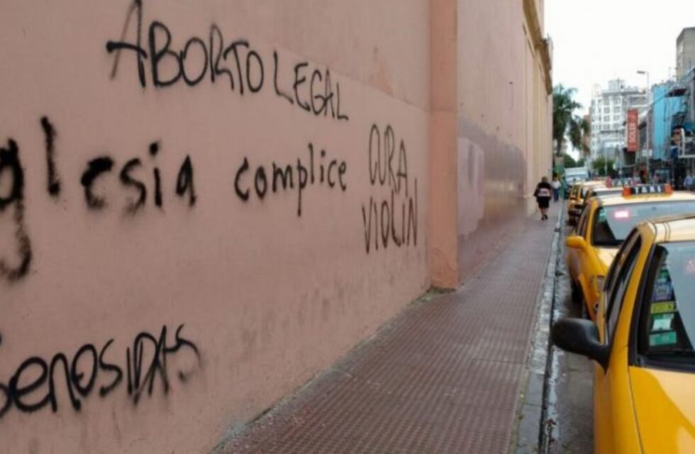 Durante la marcha del #8M Pintaron la fachada de una Basílica en Córdoba