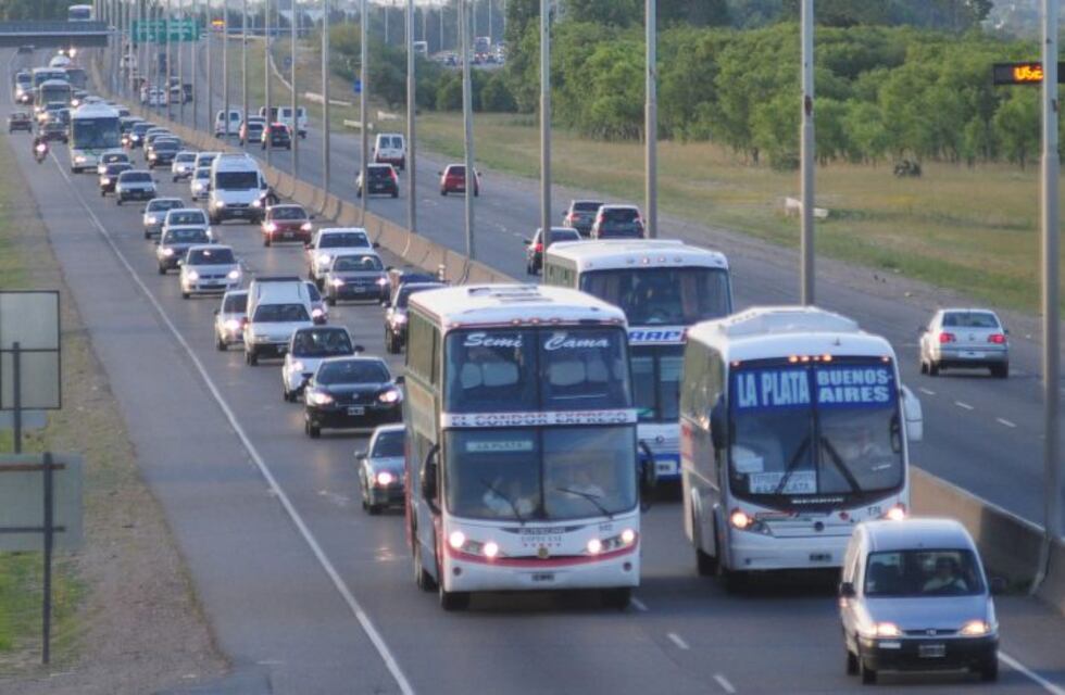 Con terminales llenas de pasajeros, los porteños iniciaron el éxodo del verano