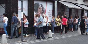 Piden crear espacios especiales para jubilados en entidades bancarias\u002E (Archivo)