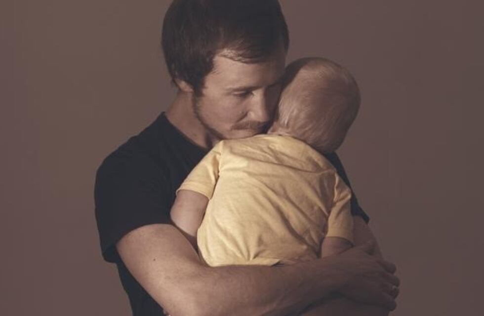 Inglaterra: un hombre trans dio a luz y lucha por ser reconocido como "padre" y no como "madre"