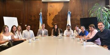 Intendente Martín Piaggio, Luana Volnovich directora del PAMI, y el Pte Comisión Carnaval del País junto a funcionarios\nCrédito: Prensa MDG