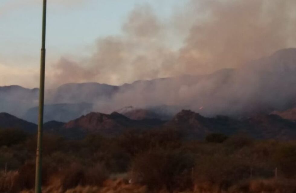 Fuego en las sierras puntanas: cortaron la ruta 9 y suspendieron las clases en Villa de la Quebrada