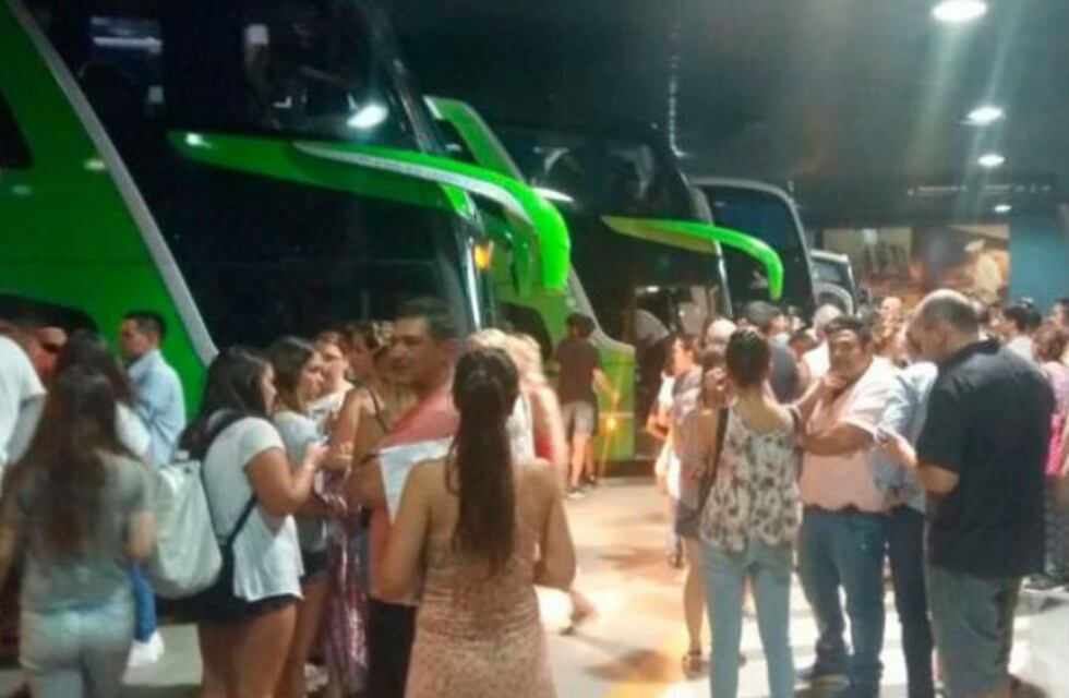 Más de 100 chicos varados en la terminal de ómnibus de Córdoba