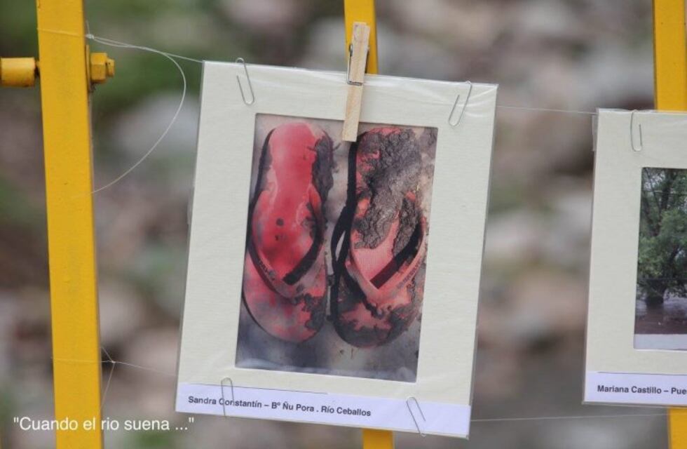 "Cuando el río suena": la intervención artística que rememora el 15F