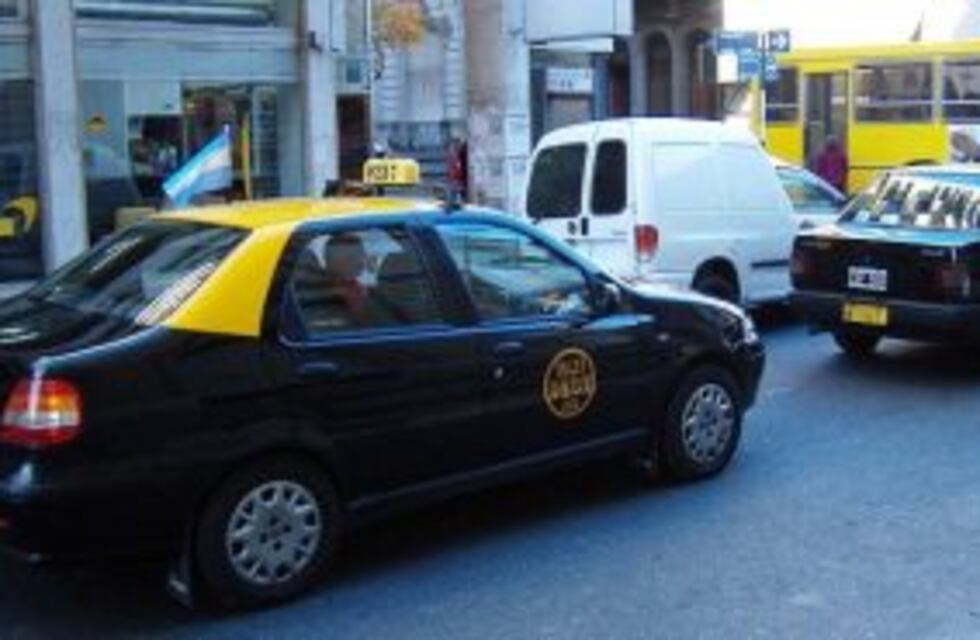 Un taxista fue abordado por cuatro ladrones y lo rescataron gracias a la luz de pánico