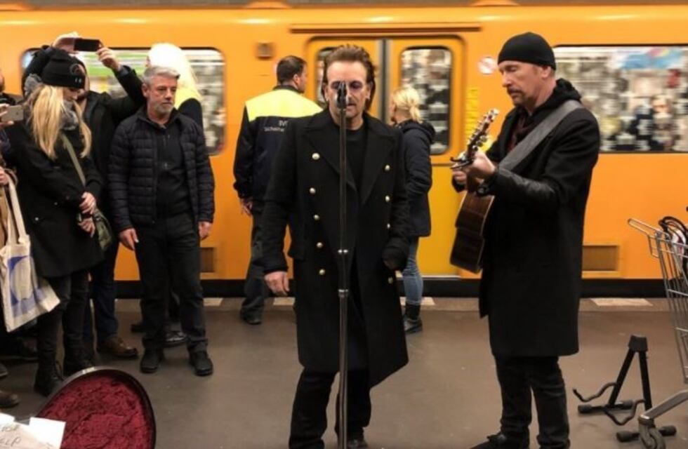 U2 sorprendió y cantó "a la gorra" en el subte