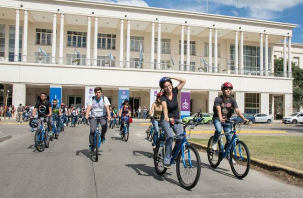 Beneficiarios del Programa "Estudiando Sobre Ruedas - En Bici a la Facu" recibieron su bici