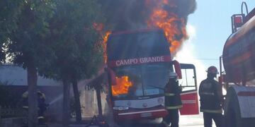 El incendio afectu00f3 de manera total la unidad del colectivo de larga distancia.